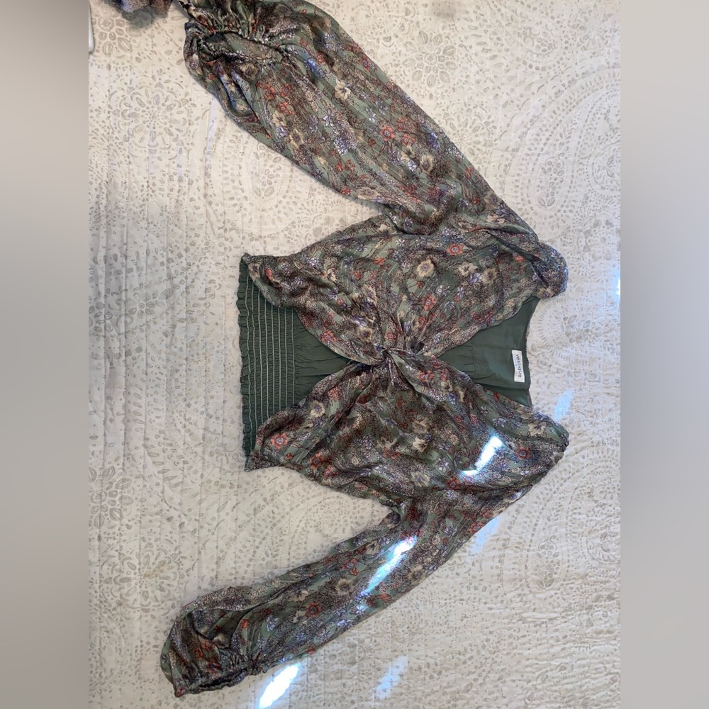 Vestique Floral Front Twist Crop